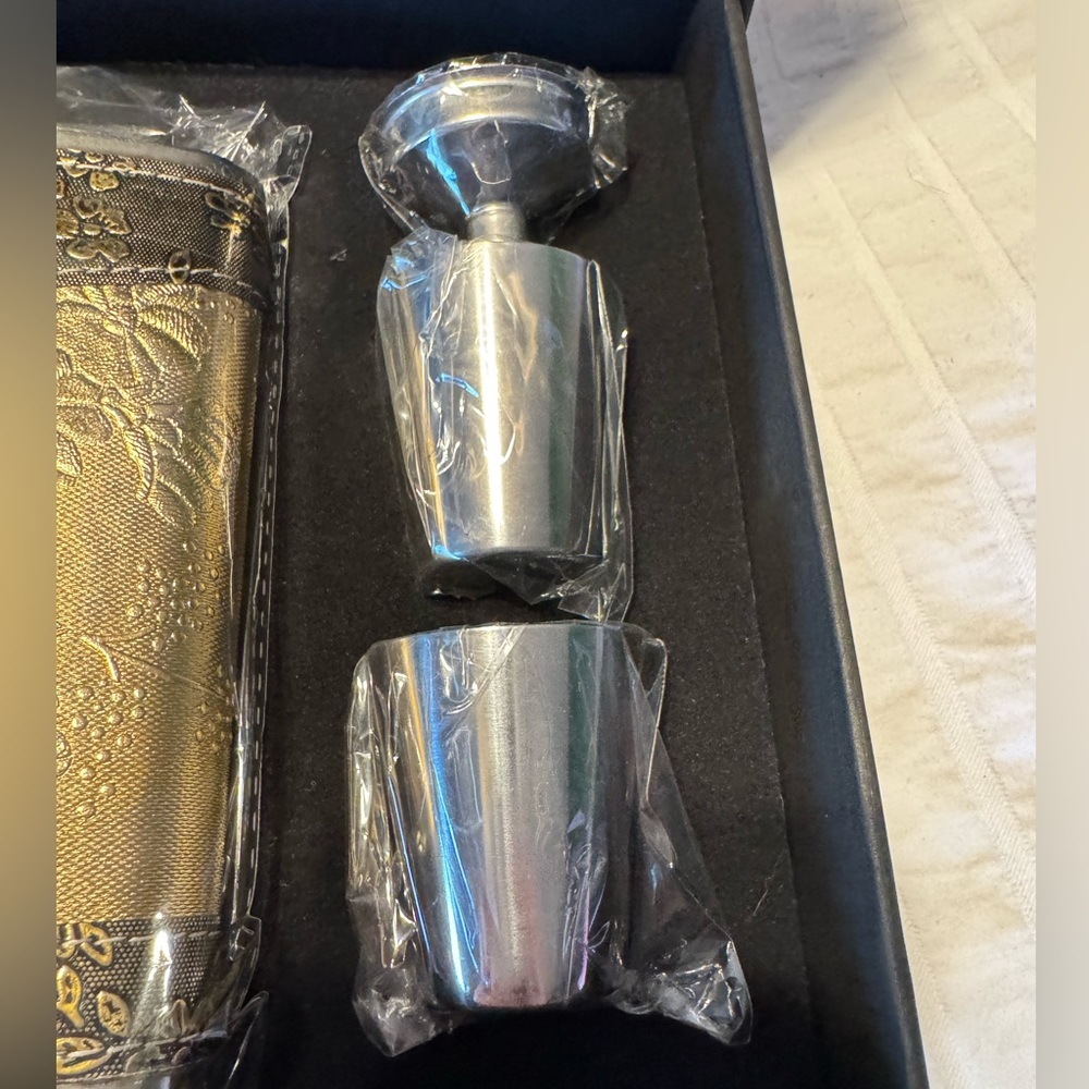 Hip Flask w/Two Shot Glasses & Funnel-Stainless Steel 8 Oz (230ml)-NIB Gift Set - Picture 3 of 12